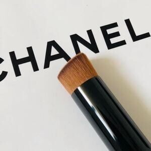 Authentic chanel les beiges mini foundation brush